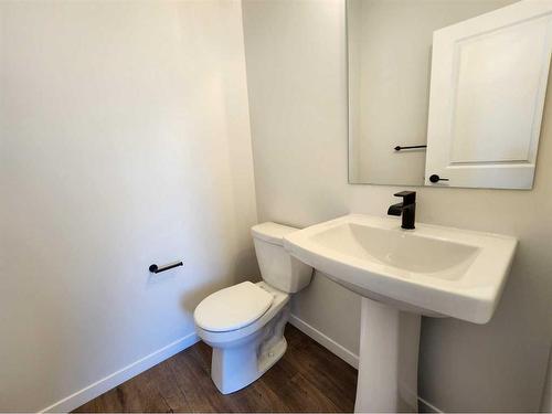 495 Lucas Boulevard Nw, Calgary, AB - Indoor Photo Showing Bathroom