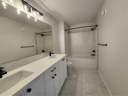 495 Lucas Boulevard Nw, Calgary, AB - Indoor Photo Showing Bathroom