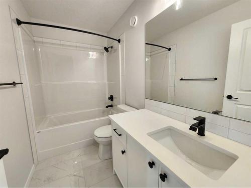 495 Lucas Boulevard Nw, Calgary, AB - Indoor Photo Showing Bathroom