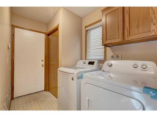 28 Hawkdale Close Nw, Calgary, AB - Indoor Photo Showing Laundry Room