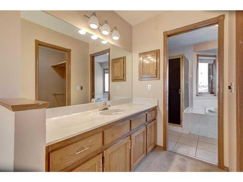 28 Hawkdale Close Nw, Calgary, AB - Indoor Photo Showing Bathroom