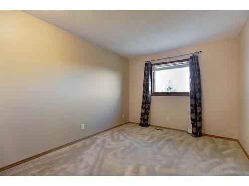 28 Hawkdale Close Nw, Calgary, AB - Indoor Photo Showing Other Room