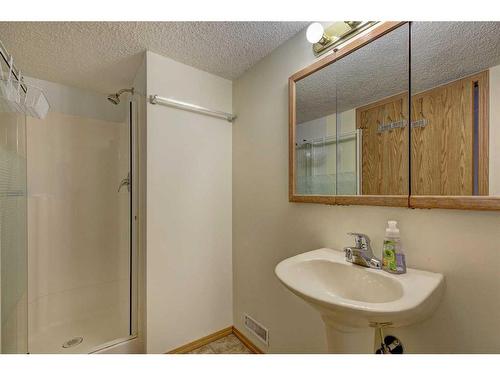 28 Hawkdale Close Nw, Calgary, AB - Indoor Photo Showing Bathroom