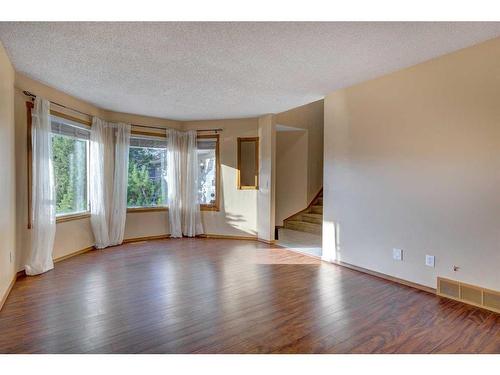 28 Hawkdale Close Nw, Calgary, AB - Indoor Photo Showing Other Room