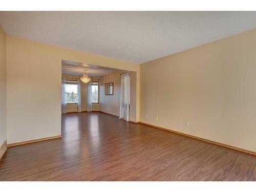 28 Hawkdale Close Nw, Calgary, AB - Indoor Photo Showing Other Room