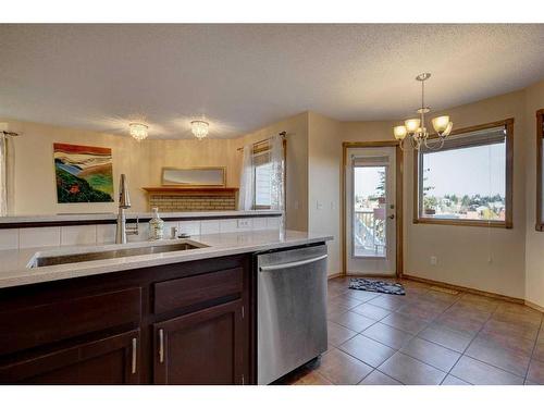 28 Hawkdale Close Nw, Calgary, AB - Indoor Photo Showing Kitchen