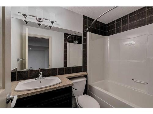 140 Kinlea Link Nw, Calgary, AB - Indoor Photo Showing Bathroom