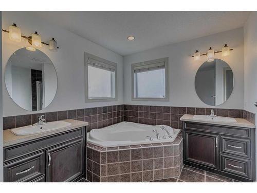 140 Kinlea Link Nw, Calgary, AB - Indoor Photo Showing Bathroom