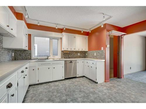 10832 Maplecreek Drive Se, Calgary, AB - Indoor Photo Showing Kitchen