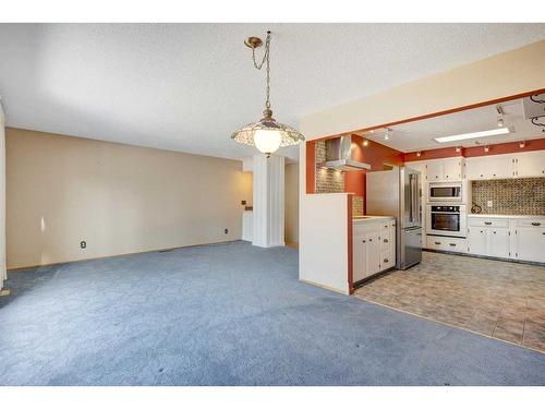 10832 Maplecreek Drive Se, Calgary, AB - Indoor Photo Showing Kitchen