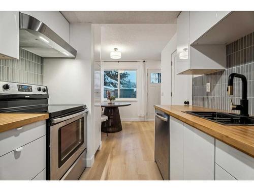 111-1055 72 Avenue Nw, Calgary, AB - Indoor Photo Showing Kitchen