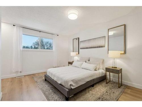 111-1055 72 Avenue Nw, Calgary, AB - Indoor Photo Showing Bedroom