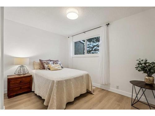 111-1055 72 Avenue Nw, Calgary, AB - Indoor Photo Showing Bedroom