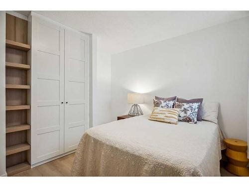 111-1055 72 Avenue Nw, Calgary, AB - Indoor Photo Showing Bedroom