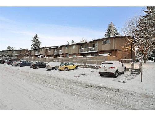 111-1055 72 Avenue Nw, Calgary, AB - Outdoor