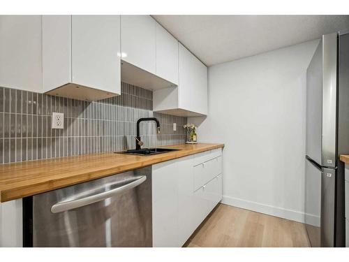 111-1055 72 Avenue Nw, Calgary, AB - Indoor Photo Showing Kitchen