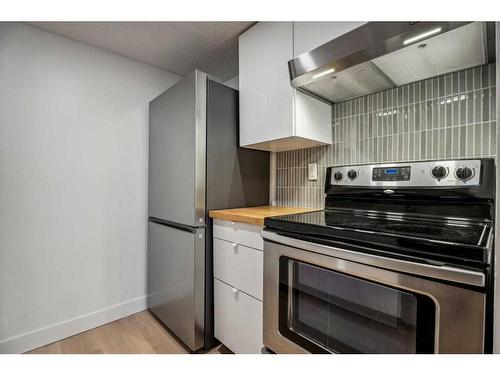 111-1055 72 Avenue Nw, Calgary, AB - Indoor Photo Showing Kitchen