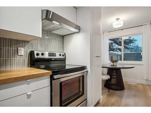 111-1055 72 Avenue Nw, Calgary, AB - Indoor Photo Showing Kitchen