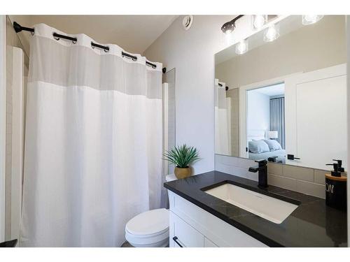 24 Royal Elm Green Nw, Calgary, AB - Indoor Photo Showing Bathroom