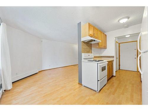 10-3519 49 Street Nw, Calgary, AB - Indoor Photo Showing Kitchen