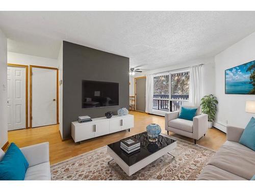 10-3519 49 Street Nw, Calgary, AB - Indoor Photo Showing Living Room