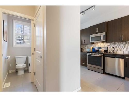 113 Ascot Point Sw, Calgary, AB - Indoor Photo Showing Kitchen