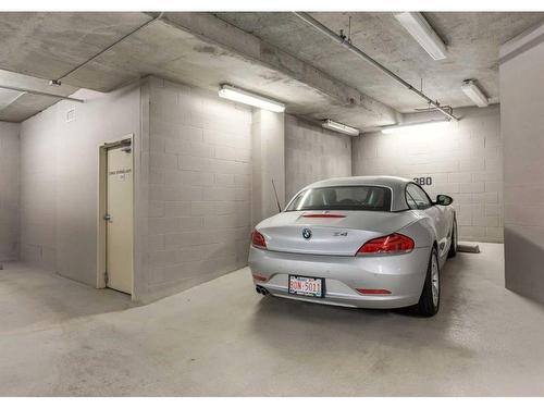 404-1726 14 Avenue Nw, Calgary, AB - Indoor Photo Showing Garage