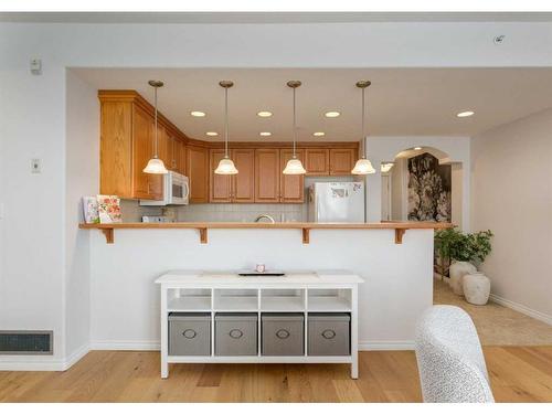 404-1726 14 Avenue Nw, Calgary, AB - Indoor Photo Showing Kitchen