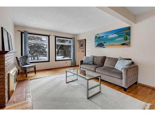 6724 Silverdale Road Nw, Calgary, AB - Indoor Photo Showing Living Room