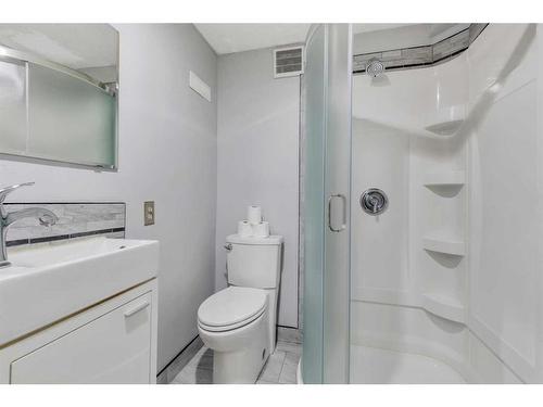 6724 Silverdale Road Nw, Calgary, AB - Indoor Photo Showing Bathroom