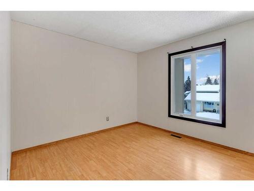 6724 Silverdale Road Nw, Calgary, AB - Indoor Photo Showing Other Room