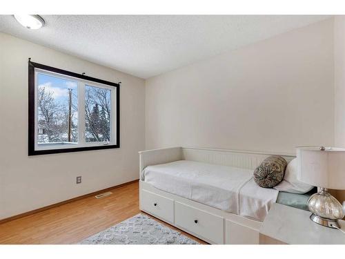 6724 Silverdale Road Nw, Calgary, AB - Indoor Photo Showing Bedroom