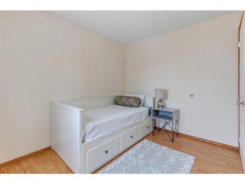 6724 Silverdale Road Nw, Calgary, AB - Indoor Photo Showing Bedroom