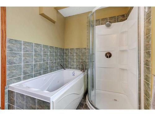 6724 Silverdale Road Nw, Calgary, AB - Indoor Photo Showing Bathroom