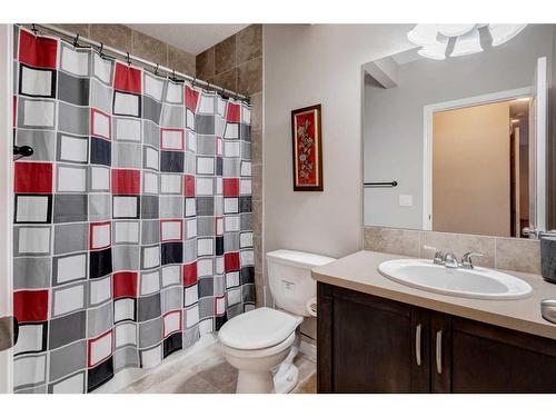 28 Jumping Pound Rise, Cochrane, AB - Indoor Photo Showing Bathroom