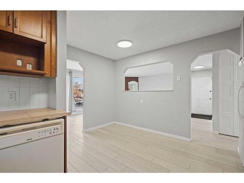 6768 Malvern Road, Calgary, AB - Indoor Photo Showing Kitchen