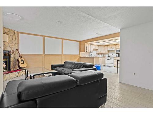 6768 Malvern Road, Calgary, AB - Indoor Photo Showing Living Room