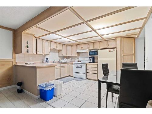 6768 Malvern Road, Calgary, AB - Indoor Photo Showing Kitchen