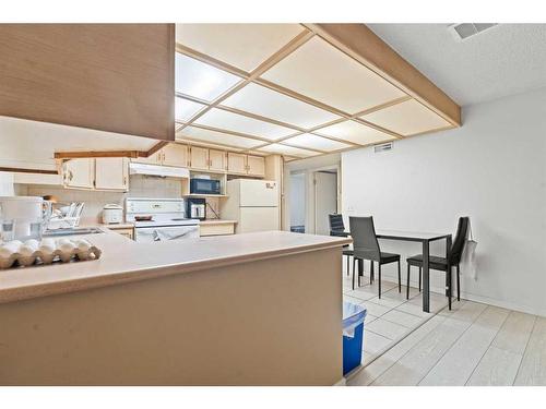 6768 Malvern Road, Calgary, AB - Indoor Photo Showing Kitchen