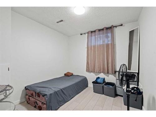 6768 Malvern Road, Calgary, AB - Indoor Photo Showing Bedroom