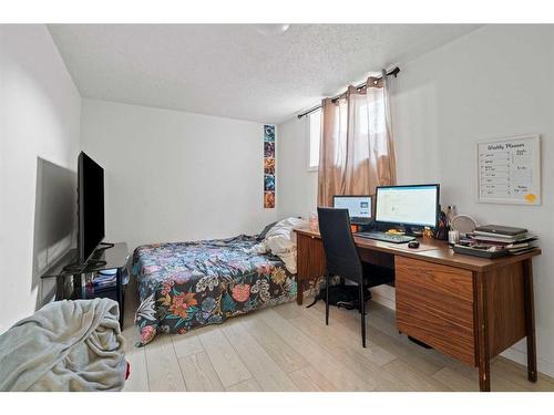 6768 Malvern Road, Calgary, AB - Indoor Photo Showing Bedroom