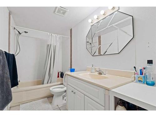 6768 Malvern Road, Calgary, AB - Indoor Photo Showing Bathroom