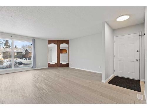 6768 Malvern Road, Calgary, AB - Indoor Photo Showing Other Room