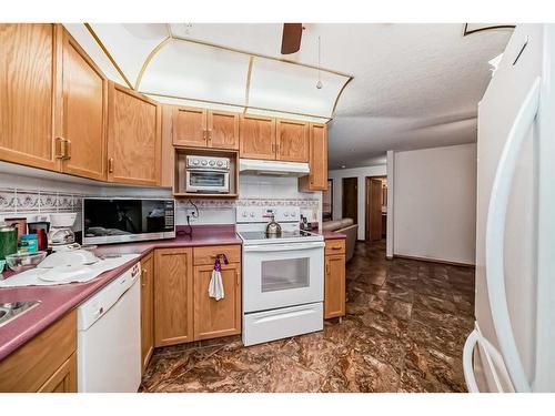 308-7239 Sierra Morena Boulevard Sw, Calgary, AB - Indoor Photo Showing Kitchen