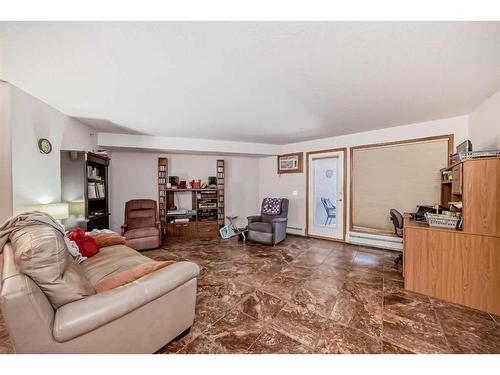 308-7239 Sierra Morena Boulevard Sw, Calgary, AB - Indoor Photo Showing Living Room