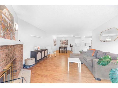 203-511 56 Avenue Sw, Calgary, AB - Indoor Photo Showing Living Room