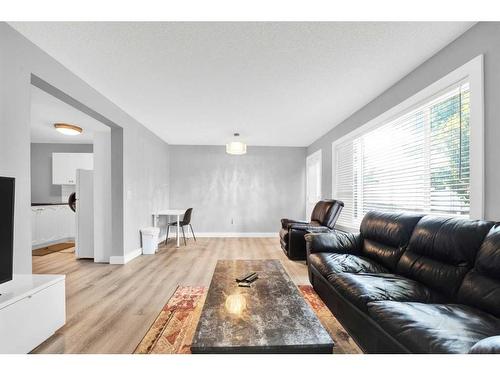 75 Harvest Oak Circle Ne, Calgary, AB - Indoor Photo Showing Living Room