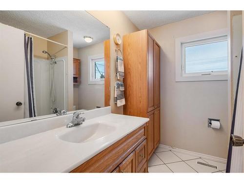 1132 Lake Sylvan Place Se, Calgary, AB - Indoor Photo Showing Bathroom