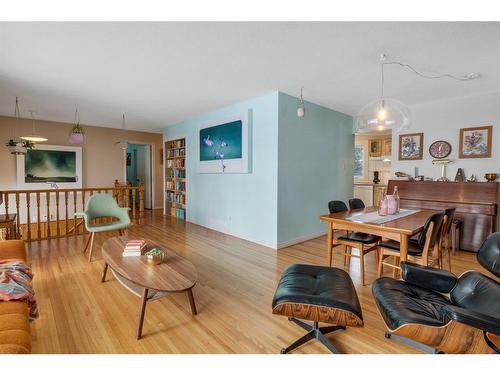 1132 Lake Sylvan Place Se, Calgary, AB - Indoor Photo Showing Living Room