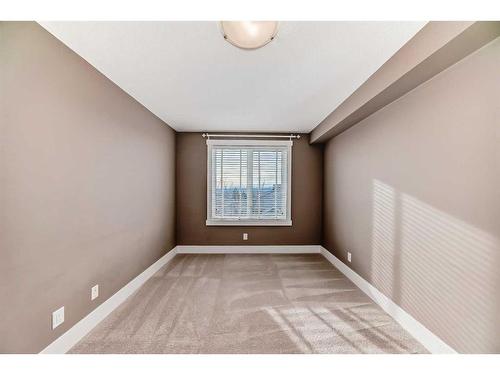 228-500 Rocky Vista Gardens Nw, Calgary, AB - Indoor Photo Showing Other Room